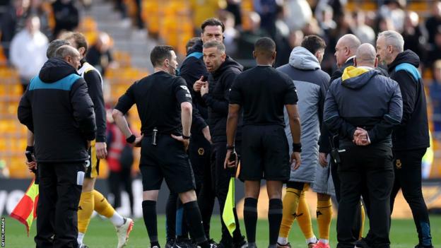 Wolves boss Gary O'Neil (centre) has seen his side lose four games out of six in all competitions since the beginning of March