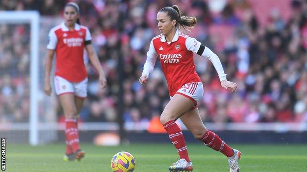 Arsenal midfielder Lia Walti drives forward with the ball at her feet