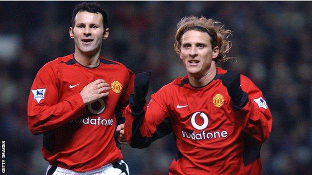 Diego Forlan (right) was team-mates with Ryan Giggs at Manchester United from 2002-2004