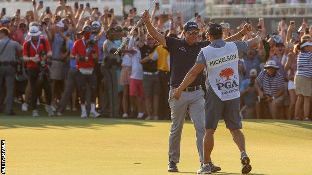 budbringer dokumentarfilm national flag US PGA Championship: Phil Mickelson becomes oldest major winner with sixth  title - BBC Sport