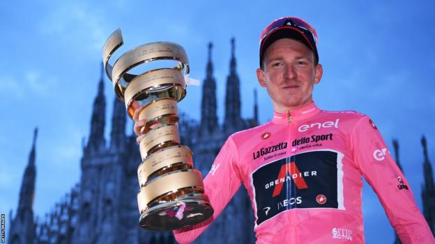 Tao Geoghegan Hart celebrates his Giro d'Italia win on the podium in Milan in 2020