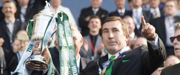 Hibs manager Alan Stubbs with the Scottish Cup in 2016