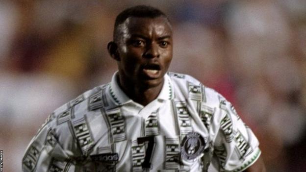 Finidi George jouant pour le Nigeria à la Coupe du monde 1994 aux États-Unis