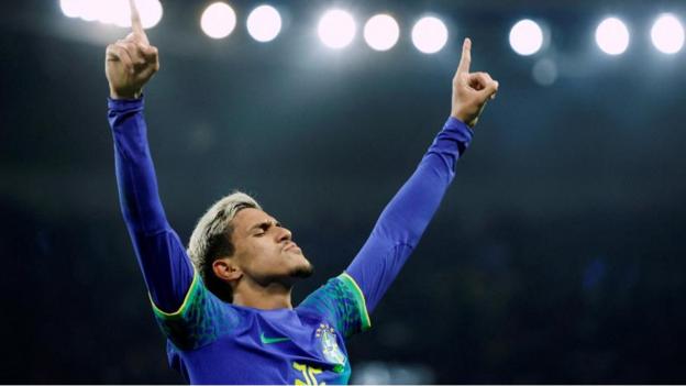 بيدرو بقميص البرازيل الأزرق الجديد بعد أن سجل ضد تونس في مباراة ودية هذا الأسبوع