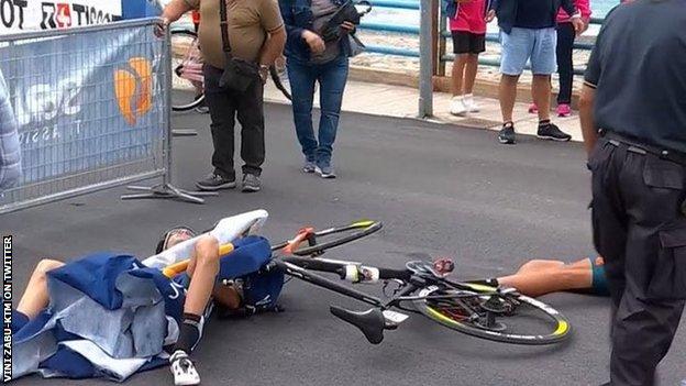 Luca Wackermann and Etienne van Empel on the ground after the crash