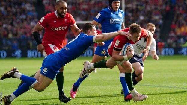 Wales' Liam Williams scores against Italy