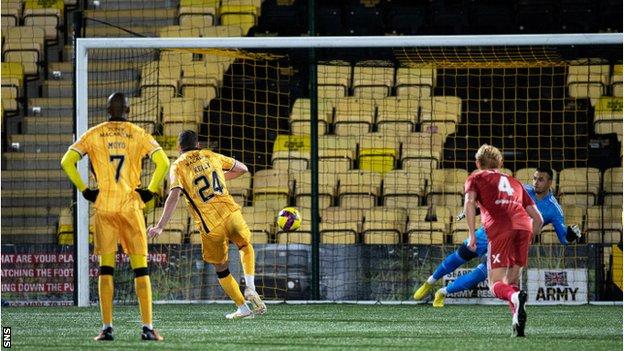 Sean Kelly scores a penalty for Livingston