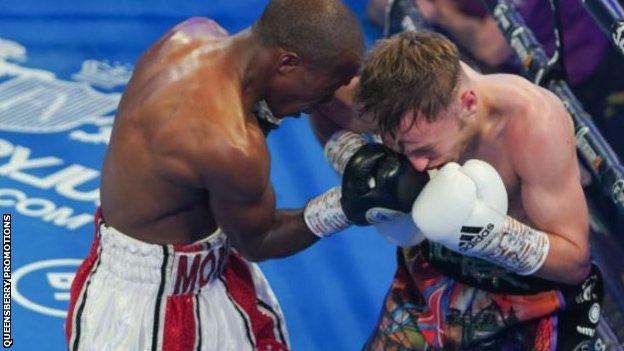 Sunny Edwards contre Moruti Mthalane