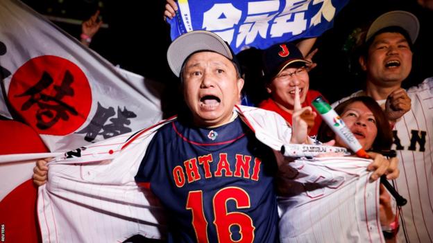 Hayranlar Tokyo'da Japonya'nın Dünya Beyzbol Klasiği galibiyetini kutluyor