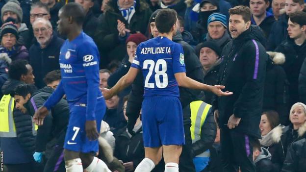 Mauricio Pochettino argues with Chelsea's Cesar Azpilicueta