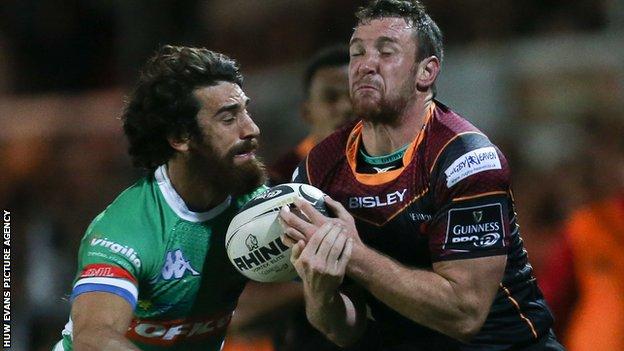 Adam Warren comes under pressure from Ludovico Nitoglia