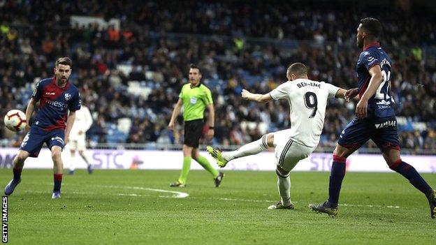 Karim Benzema scores