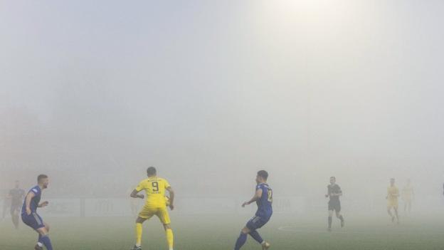 Un épais brouillard a recouvert le match toute la soirée