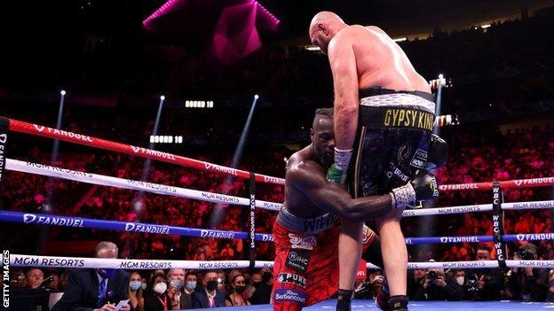 Tyson Fury, Deontay Wilder'ı ikinci kez devirdi