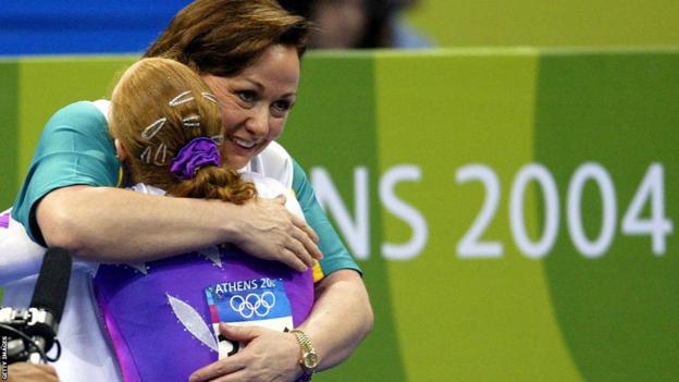 Peggy Liddick en Allana Slater kussen elkaar op de Olympische Spelen in Athene