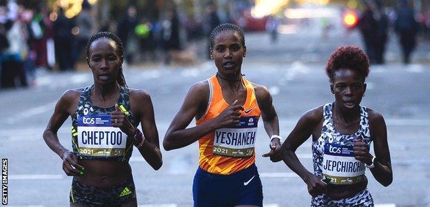 Viola Cheptoo Lagat, Ababel Yeshaneh and Peres Jepchirchir in action at the 2021 New York Marathon