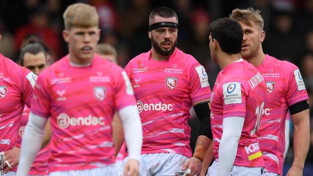 Gloucester players look dejected after Leinster score a try