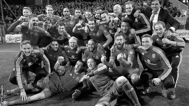 Wales celebrate reaching Euro 2016