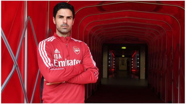 Mikel Arteta in Emirates tunnel.