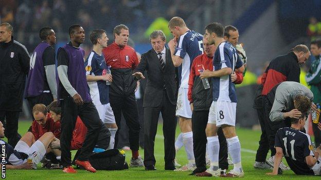 Roy Hodgson da instrucciones a sus jugadores del Fulham durante la final de la Europa League contra Atlético de Madrid y Fulham en 2010