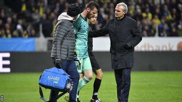 David de Gea limps off injured