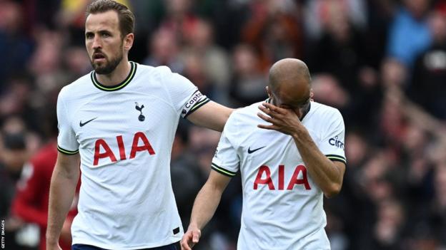 Tottenham's Harry Kane consoles Lucas Moura aft  the Premier League crippled  against Liverpool