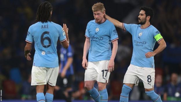 Kevin de Bruyne is consoled by team-mates as he is substituted after getting injured in the 2023 Champions League final