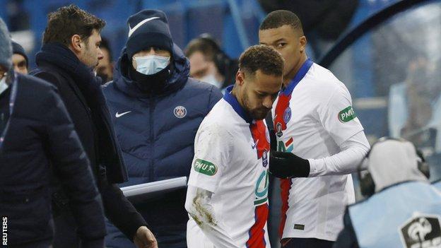 Le manager du PSG Mauricio Pochettino (à gauche), Neymar (au centre) et Kylian Mbappe