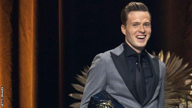 Karsten Warholm with his award at the Golden Tracks athletes of the year gala in Lausanne in 2021