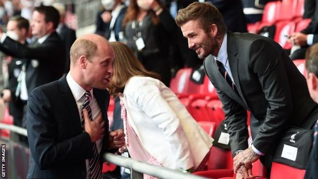 El duque de Cambridge habla con el exfutbolista inglés David Beckham en Wembley