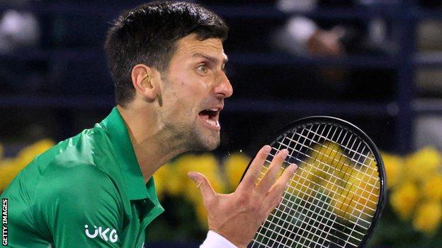 Djokovic est animé sur le court de Dubaï où il s'est qualifié pour le deuxième tour