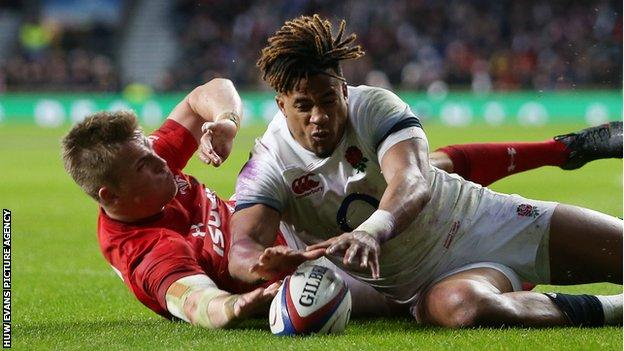 Gareth Anscombe (left) appears to touch the ball down despite pressure from Anthony Watson