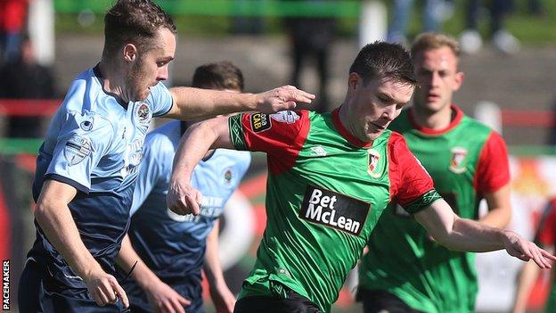 Glentoran’s Peter McMahon and Institute’s Colm McLaughlin