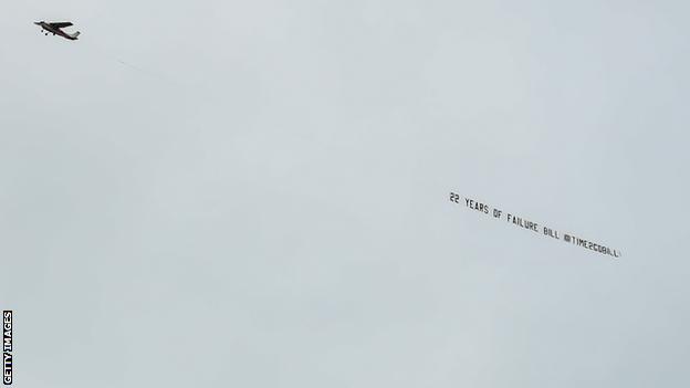 A plane carrying a banner reading "22 years of failure Bill @Time2GoBill" was seen before kick-off