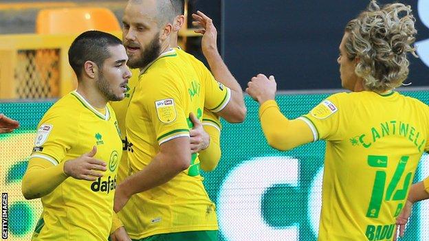 Norwich Célèbre Son Premier But D'Emiliano Buendia (À Gauche), Son Cinquième En Sept Matchs