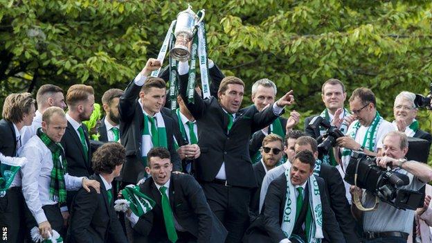 Alan Stubbs and his Hibernian players with the Scottish Cup