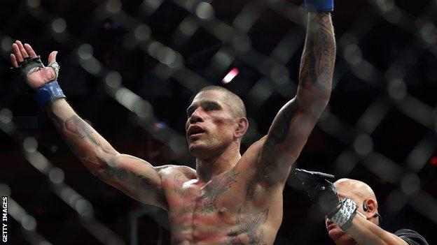 UFC 281: Alex Pereira knocks out Israel Adesanya in final round to become  middleweight champion - BBC Sport