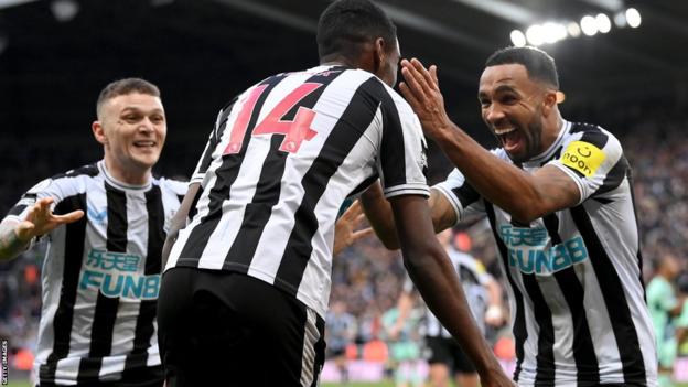 Callum Wilson and Alexander Isak celebrate