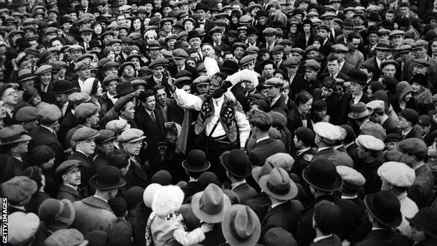 Monolulu pictured addressing large crowds at Aintree in 1931