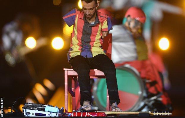 Johnatha Bastos played an electric guitar with his feet during the closing ceremony