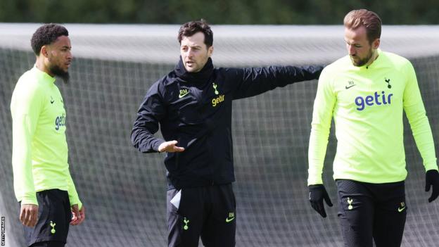 Tottenham boss Ryan Mason with Harry Kane and Anaut Danjuma