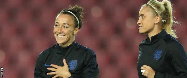 Lucy Bronze (left) and Steph Houghton train