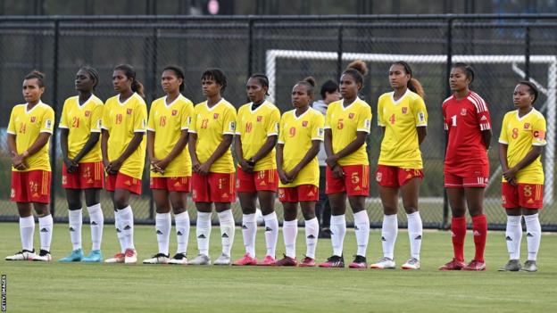 El equipo de fútbol femenino de PNG se alinea para el himno antes de un partido