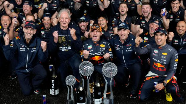 Max Verstappen en het Red Bull-team vieren zijn tweede Formule 1-coureurstitel