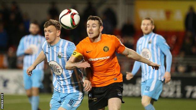 Liam Bagnall of Warrenpoint Town and Aaron Harmon of Carrick Rangers in action at Seaview