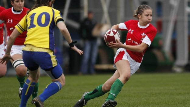 Elinor Snowsill in action against Sweden