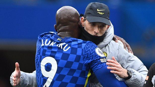 Thomas Tuchel hugs Romelu Lukaku