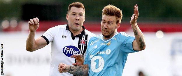 Dundalk’s Brian Gartland and Rosenborg’s Nicklas Bendtner