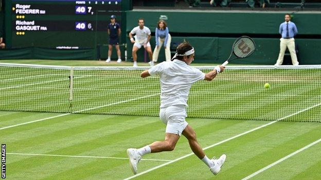 Roger Federer hits a return against Richard Gasquet