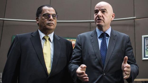 Le président sud-africain de la FA Danny Jordaan (à gauche) et le président de la Fifa Gianni Infantino (à droite)